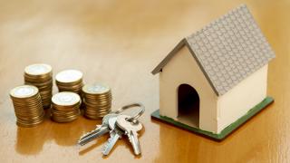 Schmuckbild: Modellhaus, daneben Schlüssel und gestapelte Euromünzen