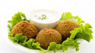Teller mit 3 Falafel und Dip