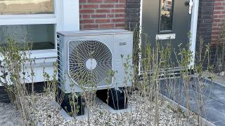 Wärmepumpe vor einen Klinkerhaus