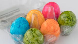 sechs bunt gefärbte Eier