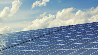 Photovoltaikdach mit weißen Wolken