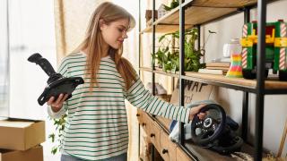 Junge Frau verkauft nicht mehr gebrauchte Gegenstände als Symbol für nachhaltigen Konsum