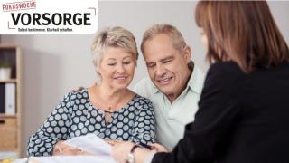 älteres Paar schauen in ein Vertrag, lächeln dabei