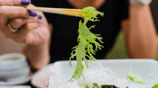 Alge auf ein Essstaebchen