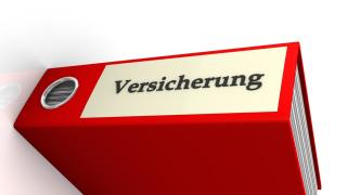roter ordner mit der aufschrift Versicherung