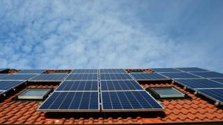 solarplatten auf dem Dach