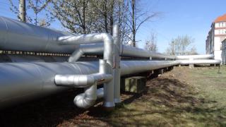 Fernwärme-Leitungen in einem Wohngebiet