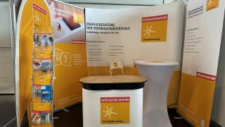 messestand mit dem Verbraucherzentralenlogo