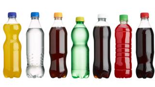 sieben 0,5 l Flaschen ohne Etikette in verschiedenen Farben