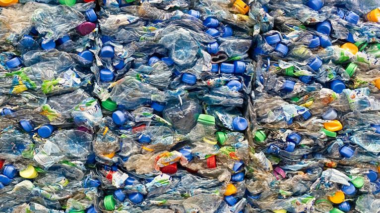 Drei dichte Stapel gepresster Einweg-Plastikflaschen